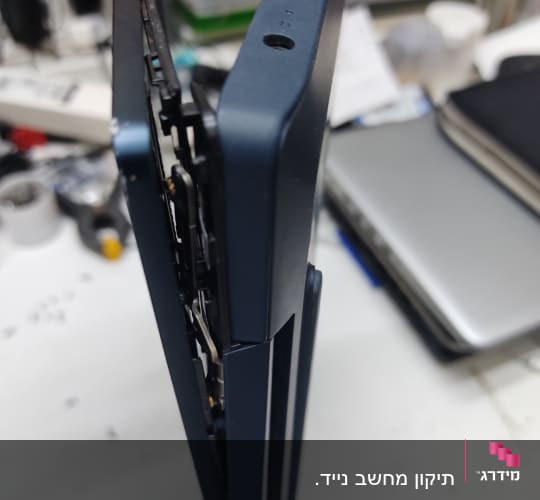 מחשב נייד פתוח עם חיבורים פנימיים גלויים